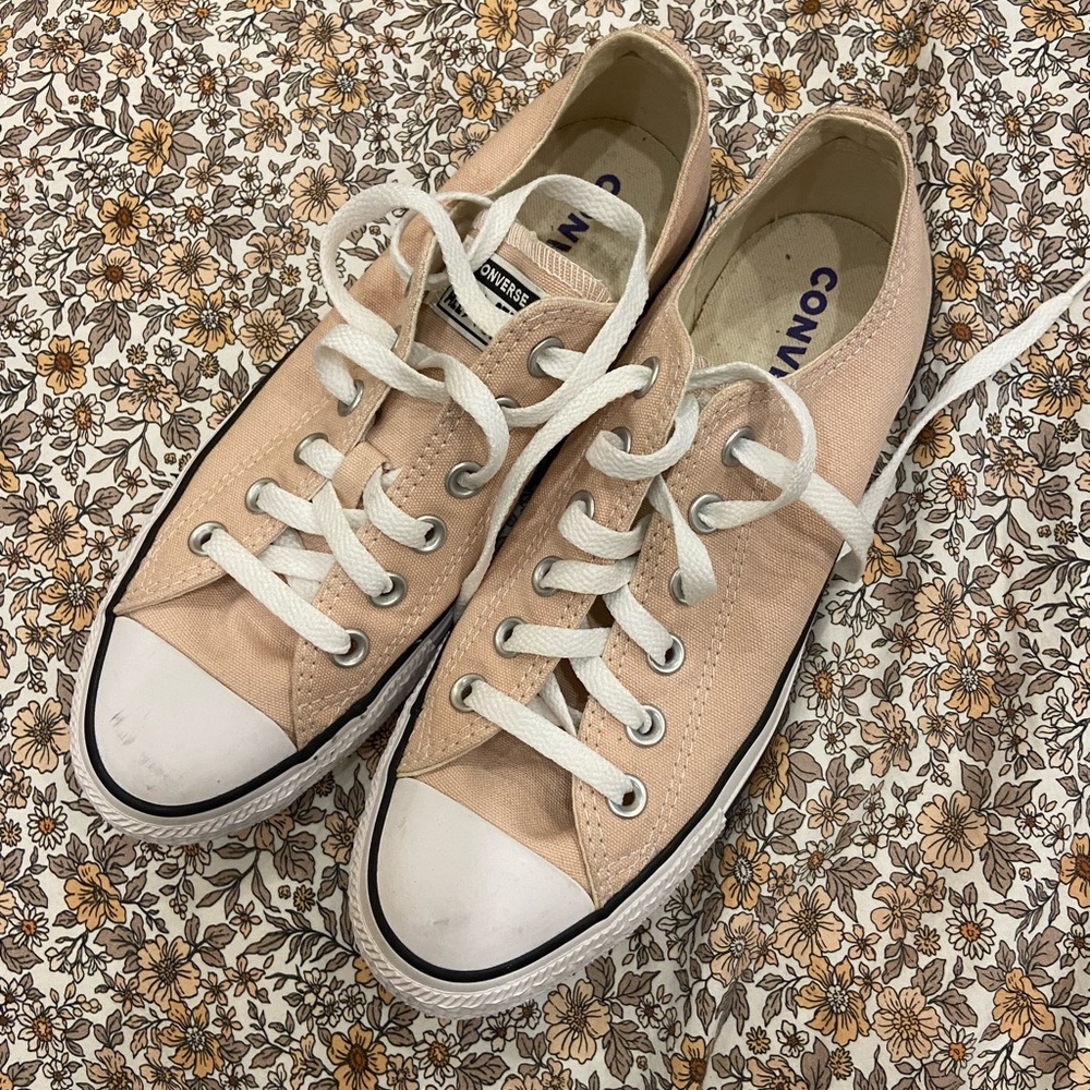 Excellent Condition Peach Converse